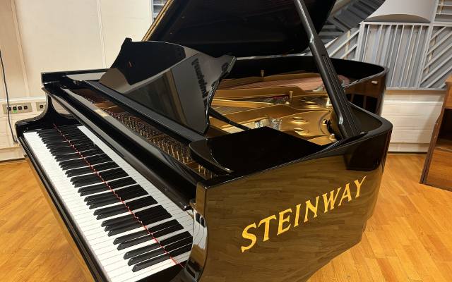 Unikatowy fortepian Steinway wrócił do Radia Kraków po kompletnej renowacji 