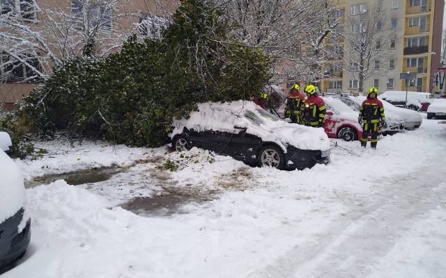 Fatalne warunki na drogach Małopolski zachodniej przyczyną kilku wypadków. Strażacy mieli ręce pełne roboty