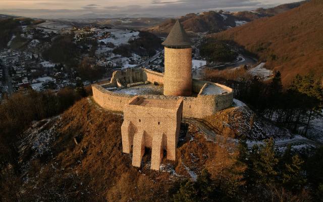 Zamek w Rytrze zyska bramę wjazdową oraz zadaszoną basztę. Widoki na Dolinę Popradu i odległe zakątki Beskidu Sądeckiego będą jeszcze lepsze