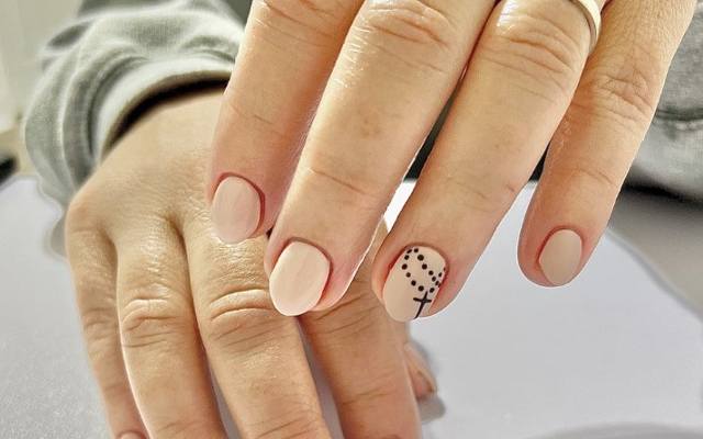 Manicure na komunię 2024: jak pomalować paznokcie na komunię? Te stylizacje będą najbardziej odpowiednie