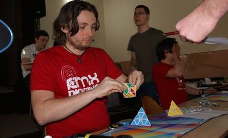 Owidiusz Pryk, organizator grudziądzkich zawodów "kręcił" kostką Rubika w kształcie czworościanu