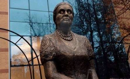 Poetka uhonorowana została pomnikiem z brązu, który stanął w centrum Gorzowa