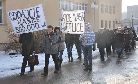 Ponad 30 osób pikietowało przed Urzędem Miejskim w Stąporkowie