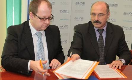 W środę prezes przedsiębiorstwa Fart Mirosław Szczukiewicz (z prawej) i dyrektor miejskiego zarządu Dróg i Komunikacji Kamil Tkaczyk podpisali umowę