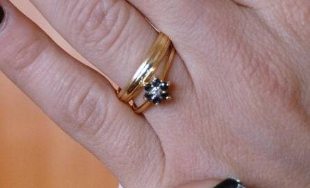 Zestaw - pierścionek zaręczynowy i obrączka za ok. 600 zł