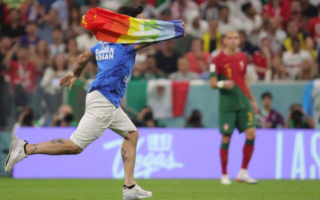 MŚ 2022. Tęczowa flaga na meczu Portugalia - Urugwaj. Sędzia przerwał grę przez kibica na murawie