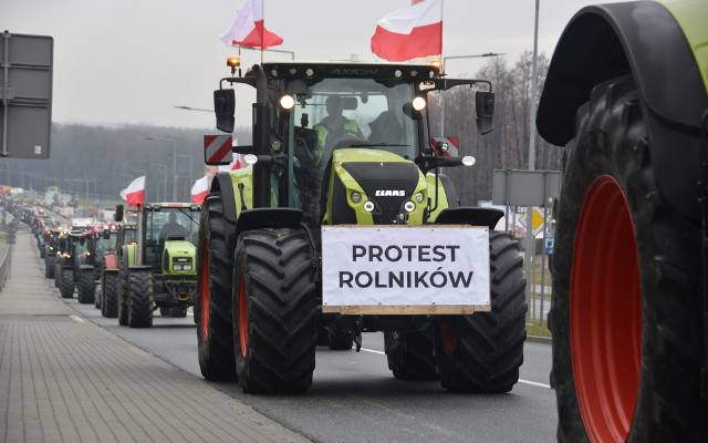 Kawalkady traktorów na drogach oraz blokady rond i mostów w Tarnowie i regionie. Strajk rolników przybiera na sile. Będą utrudnienia w ruchu
