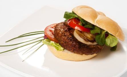 Hamburger amerykański z mięsa wołowego to świetne rozwiązanie na piknikowe danie.