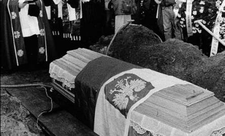 Jeden z pogrzebów ofiar z Heweliusza na szczecińskim cmentarzu