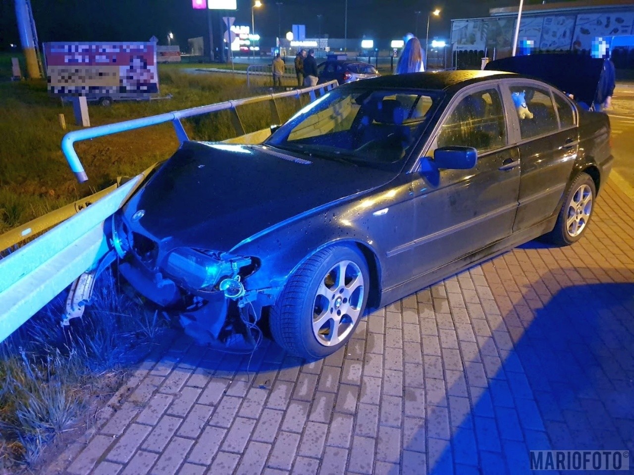 Wypadek w Kluczborku. Kierowca BMW wylądował na barierkach