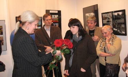 Specjalny bukiet kwiatów otrzymała jedyna kobieta w grupie autorów - Teresa Kutkowska