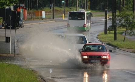 Białystok: Gigantyczna dziura na Kawaleryjskiej. Kierowcy robią fontannę! (zobacz zdjęcia)