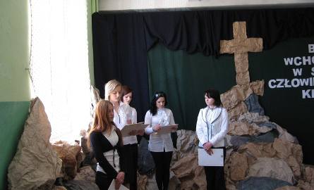 Z programem poetycko- muzycznym wystąpiły też uczennice ZDZ przygotowane przez Małgorzatę Czachor i Zofię Krawiec.