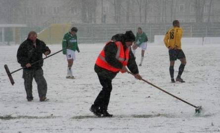 Sędzia spotkania trzykrotnie zarządzał przerwę w grze, by wytyczyć zasypane śniegiem linie na boisku.