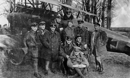 Zdjęcie oddziału Czerwonego Barona. Sam as siedzi w kabinie swojego Albatrosa. Od lewej stoją: Karl Allmenroeder (prawdopodobnie); Hans Hintsch; Sebastian
