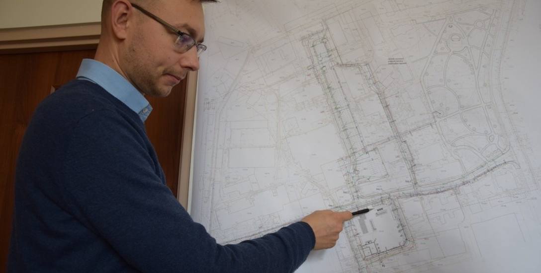 Insp. Kamil Jurdziński pokazuje na mapie obiekty, które w piątek, 14 lutego zostały zburzone