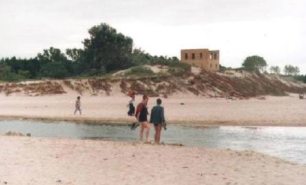 Zdjęcie 2: Strażnica w 1997 roku, jeszcze stoi na wydmie, choć jest już opuszczona. Kilka lat wcześniej obok stała jeszcze wieża radarowa. Tą zabrało