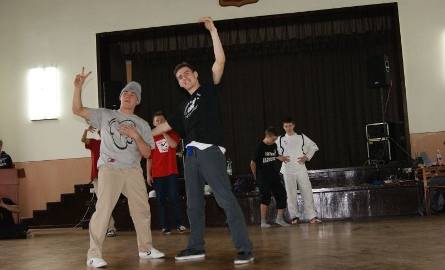 Sztewite Squad czyli Maciej Wentowski ( z lewej) i Piotr Kania jeżdżą po grudziądzkich szkołach, dają taneczne show i zbierają pieniądze na leczenie