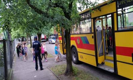 Wczoraj (12 czerwca) od rana dzieciaki ze szkoły podstawowej we Włocławku miały ogrom przeżyć. Informacja o podłożonej bombie, ewakuacja ze szkoły, policja,