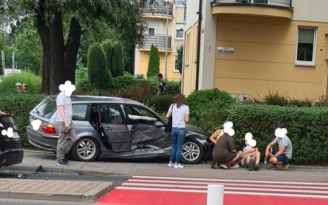 Poważny wypadek w Krakowie na skrzyżowaniu ulic Halszki i Bujaka. Są osoby ranne