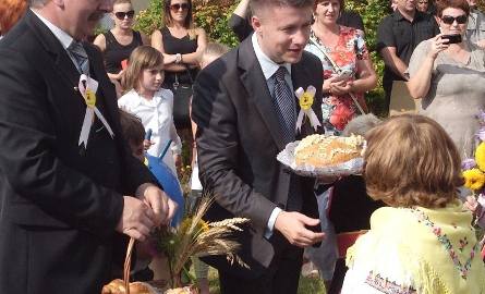Przekazanie chleba burmistrzom Włoszczowy przez kurzelowskie dzieci.