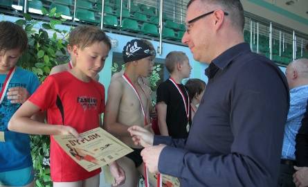 Najlepsi zawodnicy otrzymali medale z rąk Dyrektora Delegatury Urzędu Marszałkowskiego w Ostrołęce Mariusza Popielarza.