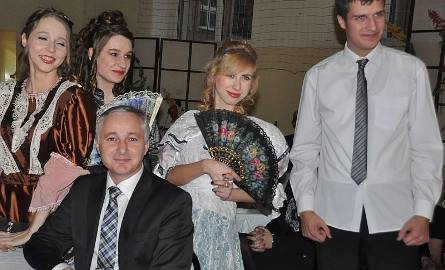 Wśród widzów znalazł się między innymi burmistrz Końskich Michał Cichocki. Na zdjęciu z młodymi aktorami