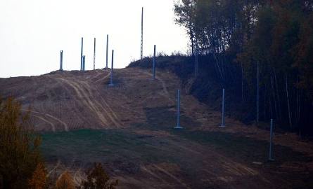 Na wierzchołku stoją już słupki gotowe do montażu wyciągu narciarskiego.