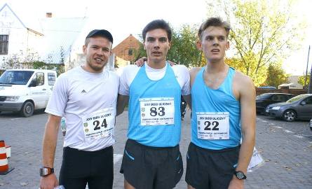 Najlepsza trójka biegu: Krzysztof Gosiewski (nr 24), Bartosz Kotłowski (83) i Szymon Buś (22)