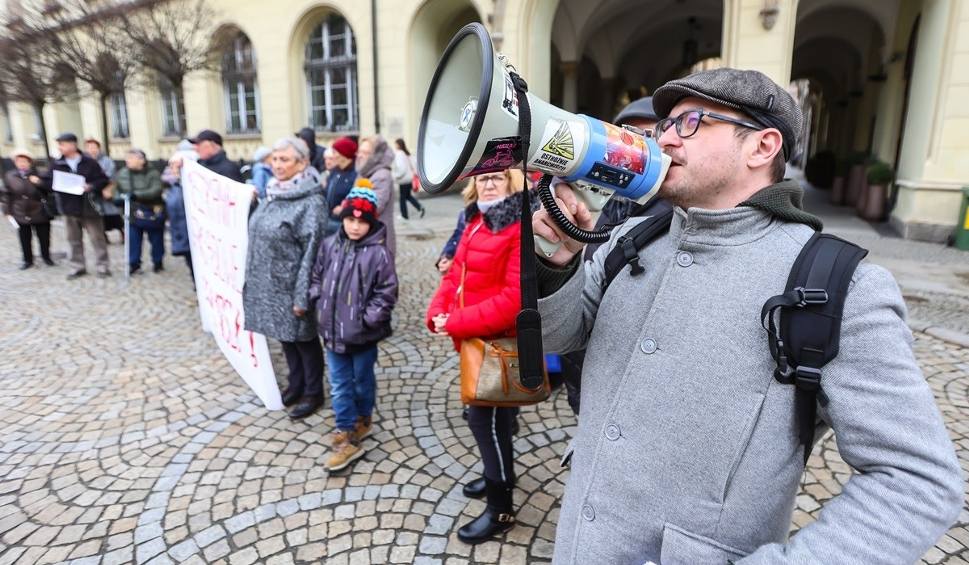 Film do artykułu: Wrocław: Kolejna manifestacja lokatorów pod ratuszem. Będą protestować do skutku!