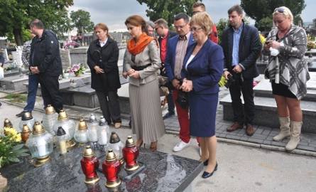 Przy grobie zmarłego posła spotkali się jego przyjaciele, z poseł Marzeną Okłą-Drewnowicz (trzecia z lewej).