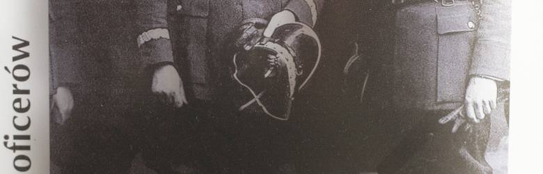 Generał Franciszek Sikorski w otoczeniu oficerów. Zdjęcie z wystawy poświęconej oficerom pomordowanym w Katyniu, Charkowie i Twerze w Sanktuarium Golgoty