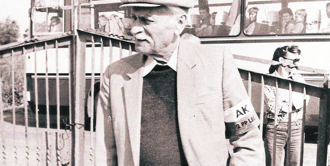 Październik 1987 r. Mjr Piotr Szewczyk na wycieczce w byłej kwaterze swojego kolegi mjr. Jana Piwnika ps. „Ponury”, dowódcy Zgrupowania Partyzantów Armii