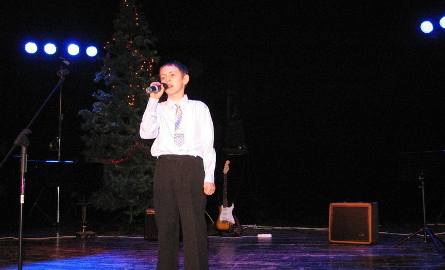Jakub Czerwiński ze szkoły podstawowej w Jedlińsku śpiewa kolędę"Mizerna, cicha"