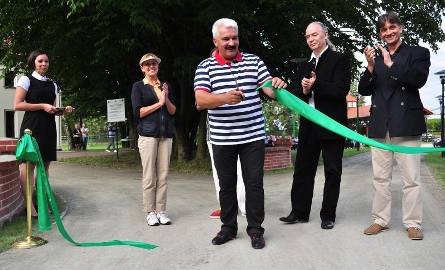Kazimierz Idzik (na pierwszym planie), dyrektor Zespołu Pałacowo-Parkowego w Baranowie Sandomierskim, przecina wstęgę i oficjalnie otwiera pole golfowe
