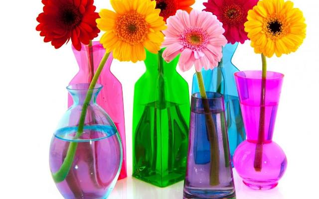 Kilka kolorowych flakoników lub ozdobnych buteleczek i ulubione wiaty wystarczą, by wiosna zawiatała do naszego mieszkania.