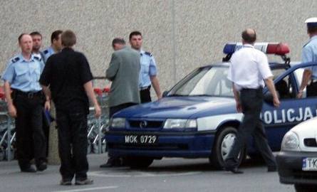 Kilkunastu tarnobrzeskich policjantów sprawdziło sklep. Ładunków wybuchowych nie było.