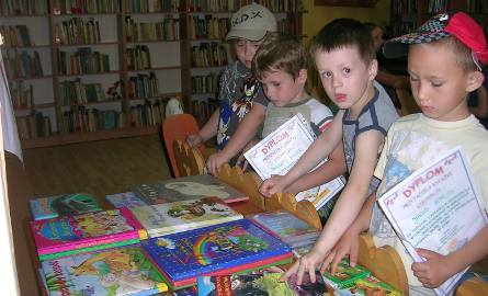 Dzieci z ciekawością oglądały zasoby biblioteki