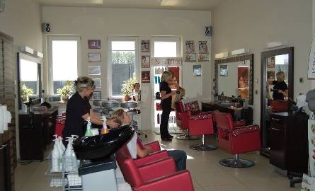 Salon oferuje między innymi zabiegi nowoczesnej regeneracji włosów.
