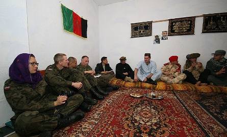 Na kieleckiej Bukówce przeprowadzano symulacje ewentualnych spotkań strony afgańskiej i strony koalicji. Żołnierze musieli poznać afgańską kulturę, dowiedzieć