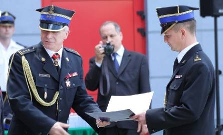 Grzegorz Ciepiela (z prawej) odbiera z rąk Grzegorza Ryńskiego dyplom podziękowania za pomoc staszowskich strażaków w akcji ratunkowej podczas katastrofy