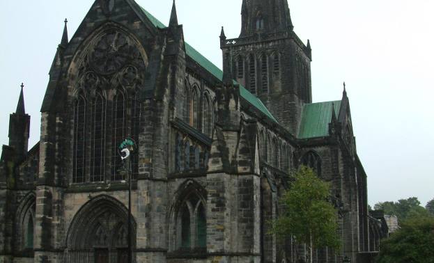 Wspaniała gotycka katedra w Glasgow buduje mroczny klimat Gotham.CC BY-SA 3.0