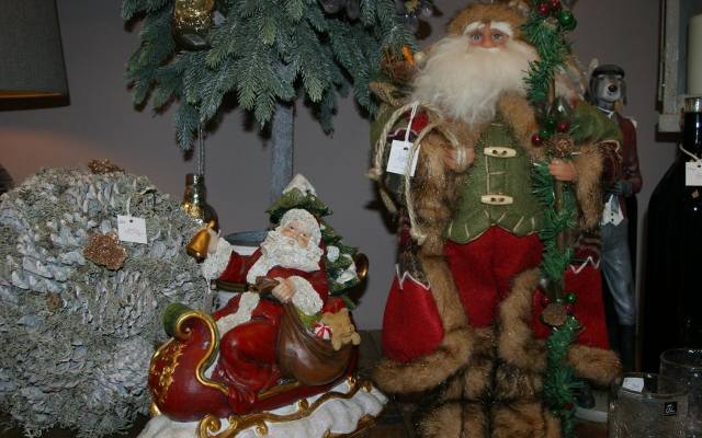 Wybór dekoracyjnych figurek Mikołajów jest ogromny. Każdy znajdzie coś, co wzbudzi w nim miłe skojarzenia ze świętami z dzieciństwa.