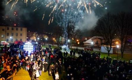 O północy niebo nad Morawicą błyszczało.Na placu przed Centrum Samorządowym w Morawicy Nowy rok witały tłumy.