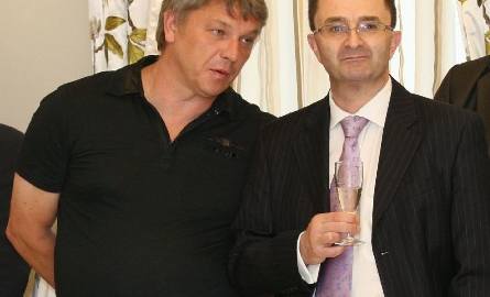 Właściciel willi Dariusz Mróz – z lewej i dyrektor obiektu Tomasz Raczyński podczas otwarcia.