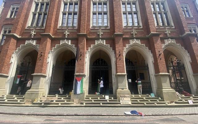 Protestujący przykuli się do bram Collegium Novum w Krakowie. Dalszy ciąg strajku okupacyjnego w sprawie działań wojennych w Strefie Gazy