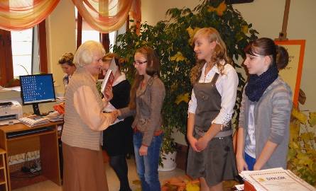 Nagrody wręczała między innymi Maria Kondrat, emerytowana polonistka.