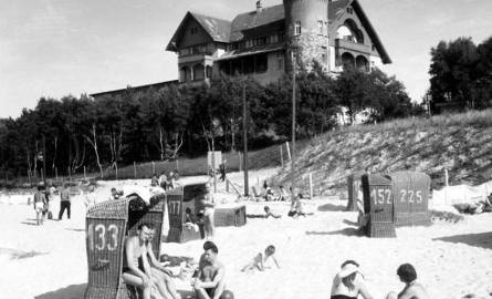 Ponad 100-letni zamek przy plaży w Łebie w 1963 roku był mniej przysłonięty przez drzewa niż dziś. Na piasku królowały wiklinowe kosze.