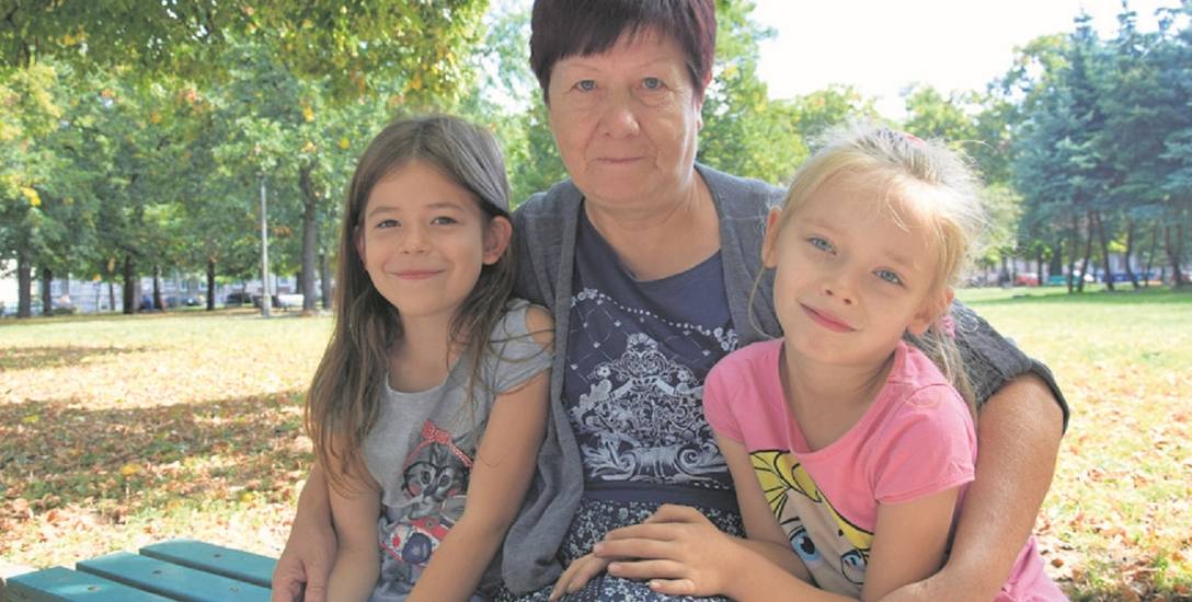 Krystyna Małachowska, babcia Wiktorii (z lewej) i Nikoli, chce aby na Kwadracie był plac zabaw