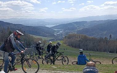 Góra Żar w Międzybrodziu Żywieckim przyciąga rzesze rowerzystów